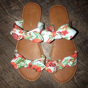 || ADORABLE Sandals || NWOT